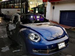 El incendio del automóvil tipo Beetle fue sofocado por bomberos y vecinos de la zona. TWITTER / @Notimex