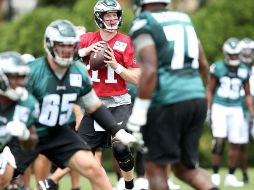 Los compañeros de Wentz elogiaron la fortaleza de su brazo, así como su precisión y movilidad. TWITTER/@eagles