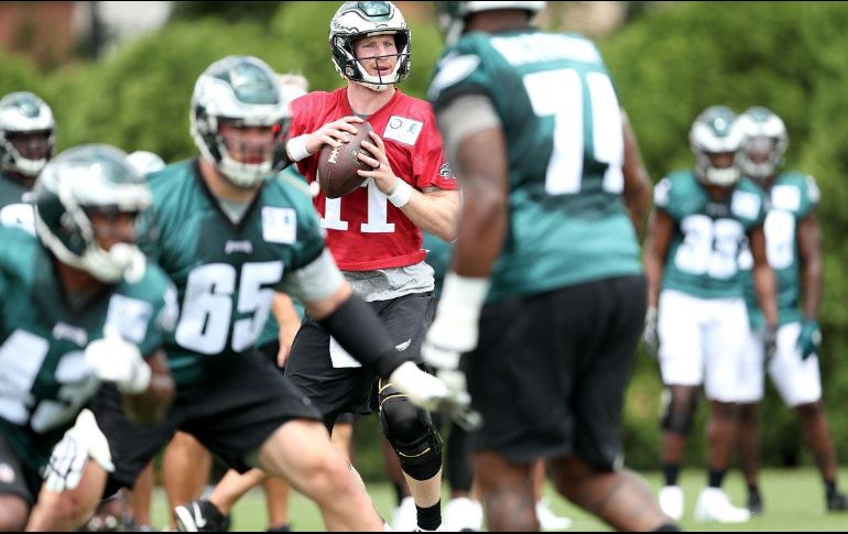 Los compañeros de Wentz elogiaron la fortaleza de su brazo, así como su precisión y movilidad. TWITTER/@eagles