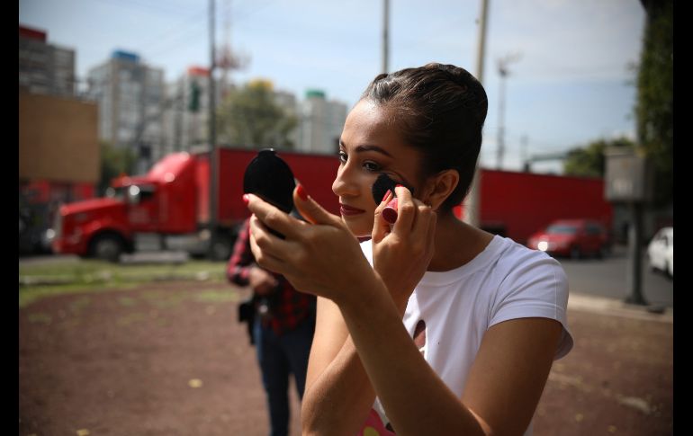 Una de las bailarinas alista su maquillaje, previo a su actuación en las calles. AP / E. Espejel