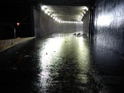 La Unidad Estatal de Protección Civil y Bomberos de Jalisco brindó apoyo a un vehículo que se quedó varado en el paso a desnivel de Washington y Colón. ESPECIAL / UEPCB