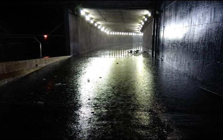 La Unidad Estatal de Protección Civil y Bomberos de Jalisco brindó apoyo a un vehículo que se quedó varado en el paso a desnivel de Washington y Colón. ESPECIAL / UEPCB