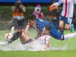 El partido comenzó con una cancha que parecía alberca, lo que afectó el estilo de juego de ambos equipos. Las jugadas riesgosas abundaron en la primera parte. MEXSPORT