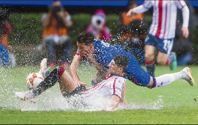El partido comenzó con una cancha que parecía alberca, lo que afectó el estilo de juego de ambos equipos. Las jugadas riesgosas abundaron en la primera parte. MEXSPORT