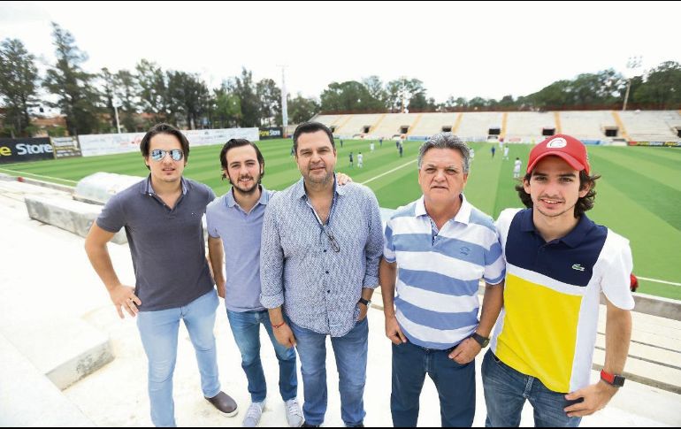 Objetivos claros. Víctor Flores Cosío (centro) y Carlos Martín del Campo (de rayas), confían en el éxito del club. ESPECIAL