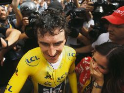 Emotivo. “La última vez que lloré fue el día de mi boda”, dijo Geraint Thomas, quien celebra con su esposa Sarah Elen Thomas. EFE