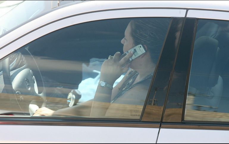 La Ley de Movilidad establece multas de hasta 806 pesos a los automovilistas que utilicen el celular mientras conducen. EL INFORMADOR/ARCHIVO