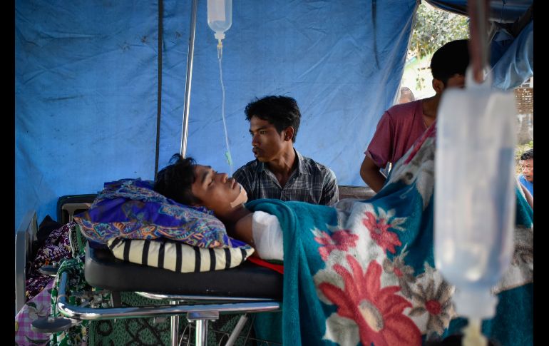 El sobreviviente de un sismo recibe tratamiento médico en un albergue temporal en Lombok, Indonesia. Al menos 14 personas murieron y centenares resultaron heridas este domingo tras un terremoto de magnitud 6.4. AFP/A. Ahmad