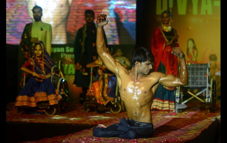 Un modelo discapacitado se presenta en una competencia de moda y talento en Amritsar, India, organizado por Narayan Seva Sansthan, una organización filantrópica. AFP/N. Nanu