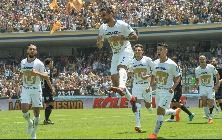 Alan Mendoza celebra tras anotar el primer gol de la UNAM. MEXSPORT/D. Leah