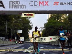Julius Kibet Koskei, de Kenia, fue el gran ganador con un tiempo de 1:05:36 horas. TWITTER / @GobCDMX