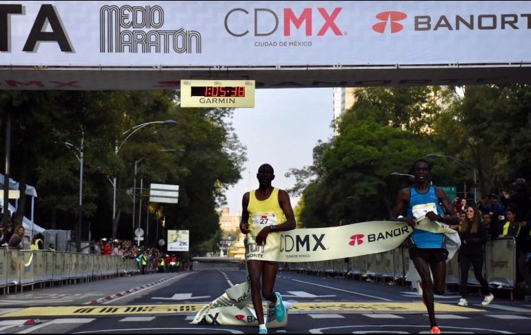 Julius Kibet Koskei, de Kenia, fue el gran ganador con un tiempo de 1:05:36 horas. TWITTER / @GobCDMX