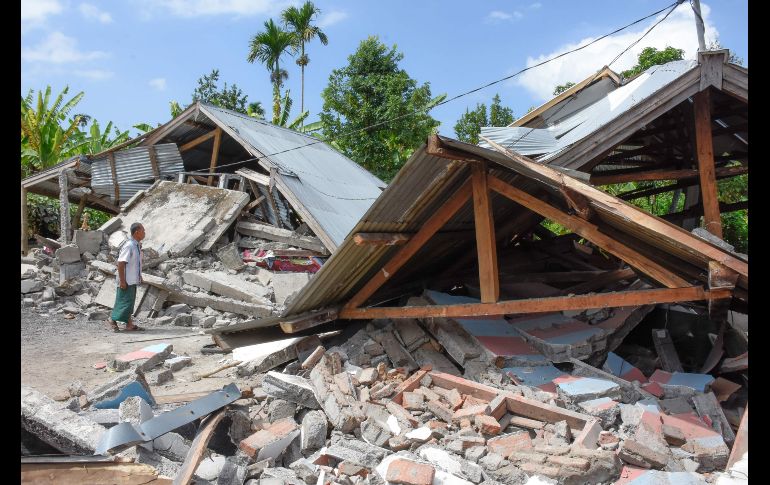 Un hombre observa casas en escombros luego del terremoto en Lombok. AFP/A. Ahmad