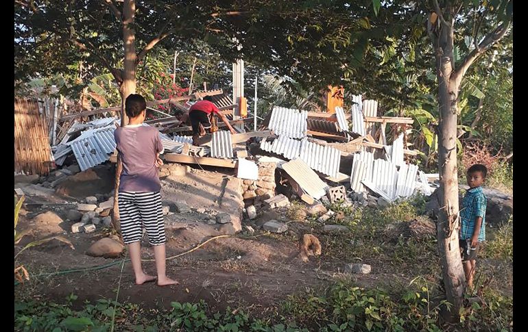 El sismo sorprendió durmiendo a muchos habitantes, quienes tuvieron que abandonar sus hogares con rapidez. AFP/Agencia Nacional de Gestión de Desastres