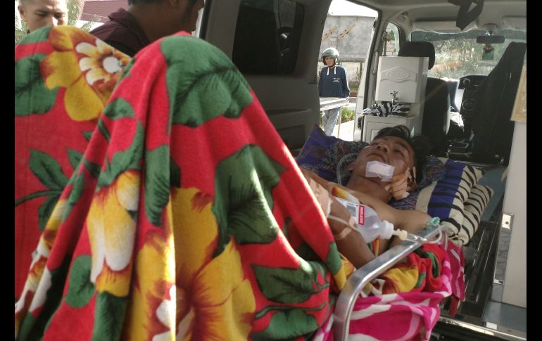 Un sobreviviente recibe tratamiento médico. AFP/Pikong