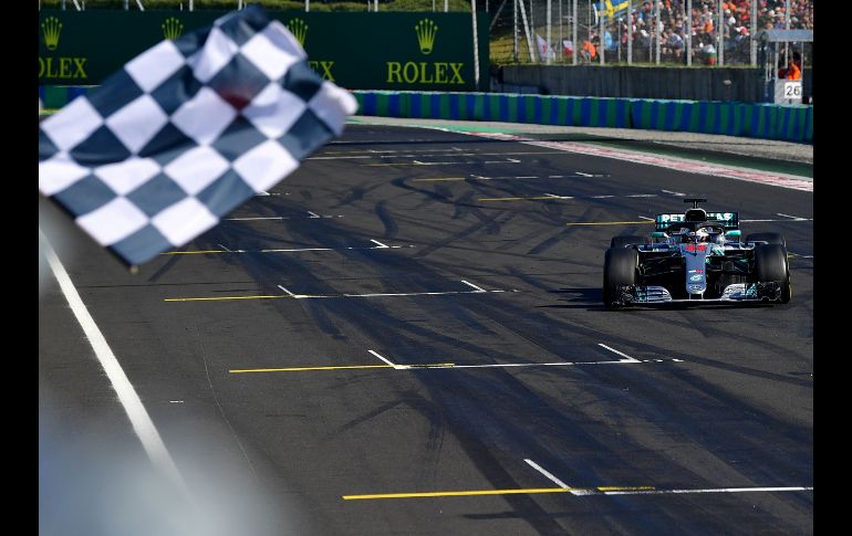 Lewis Hamilton, piloto británico de Mercedes, cruza la meta para ganar el Gran Premio de Fórmula 1 de Hungría en Mogyorod, a las afueras de Budapest. AFP/A. Isakovic