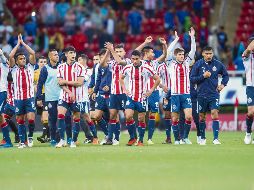 Luego de perder con Cruz Azul, los jugadores rojiblancos, apenados y tristes, le aplauden a sus seguidores en el Estadio Akron. MEXSPORT