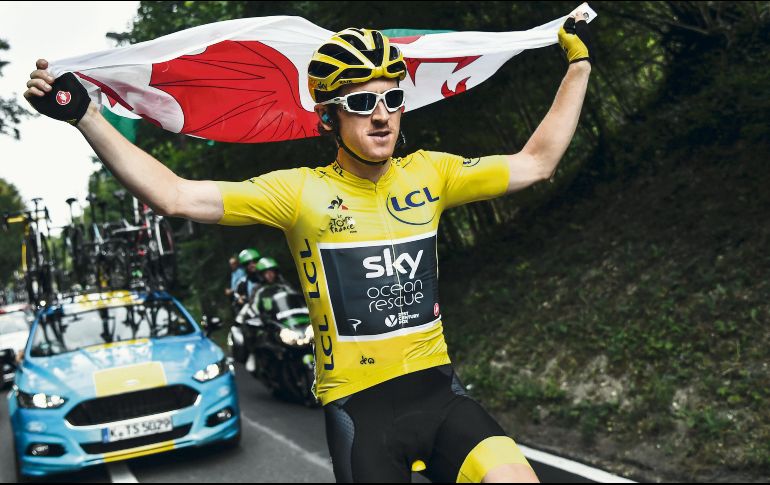 Monarca. Geraint Thomas celebró su título de Tour de Francia levantando la bandera de su país, Gales. EFE/M. Bertorello