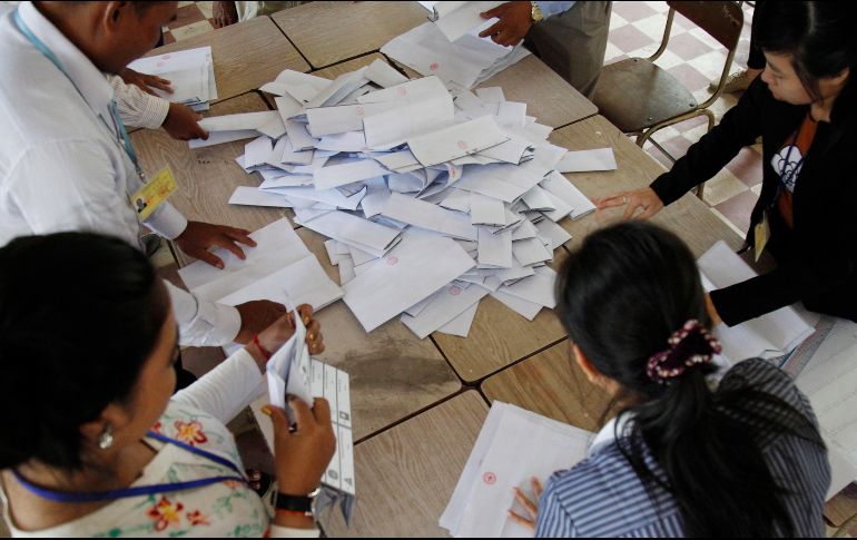 Personal electoral aún continúa con el recuento, al recibir los paquetes electorales de comunidades alejadas. EFE/M. Remissa