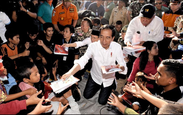 El presidente Joko Widodo visitó un refugio, y entregó a los damnificados víveres y otros materiales. AFP/A. Suparto