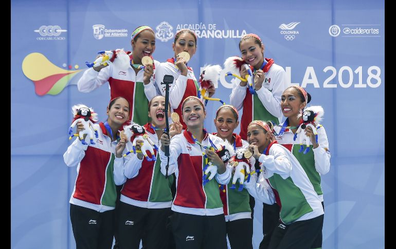 El equipo posa con sus medallas.