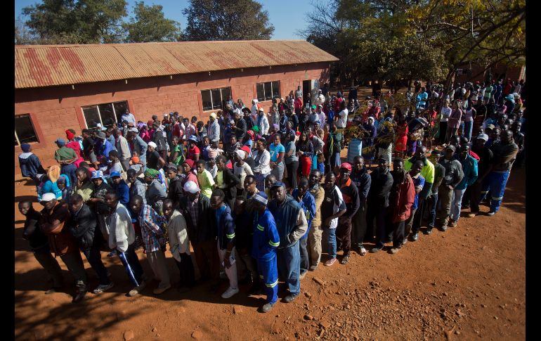 Habitantes hacen fila para votar en una primaria en Kwekwe, Zimbabue, en el marco de las primeras elecciones generales desde la caída del presidente Robert Mugabe. AP/J. Delay