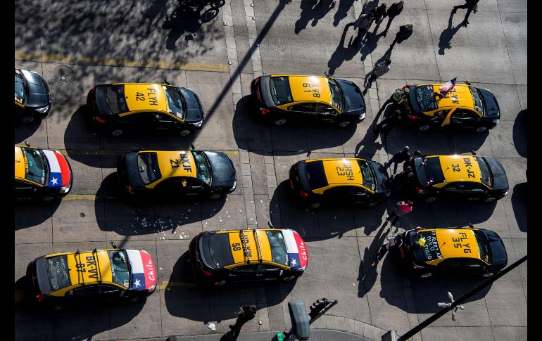 Taxistas protestan en Santiago, Chile, en una jornada de huelga en contra de una legislación para regular los servicios vía aplicaciones, como Uber y Cabify. AFP/M. Bernetti