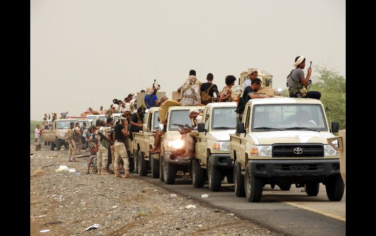 Un grupo de las fuerzas del Gobierno yemení toma posiciones durante una ofensiva contra los rebeldes hutíes en la ciudad portuaria de Al Hudayda. EFE/ N. Almahboobi