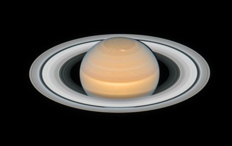 A pesar de que los todos los gigantes gaseosos tienen anillos, los de Saturno son los más grandes y espectaculares, los cuales se extienden ocho veces el radio del planeta. ESPECIAL / nasa.gov