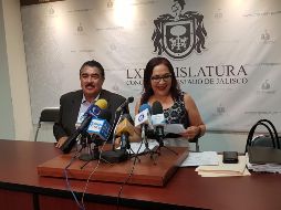 El presidente estatal del PRI, Ramiro Hernández (izq) acompañó a la legisladora durante la conferencia de prensa. EL INFORMADOR / A. Gallegos