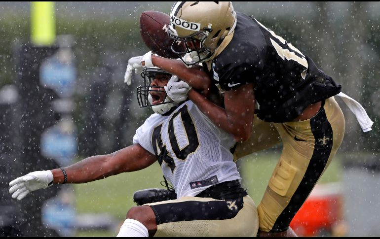 Linden Stephens (40) y Keith Kirkwood (18), de los Saints de Nueva Orléans, disputan un balón durante un entrenamiento en Metairie, Estados Unidos. AP/G. Herbert