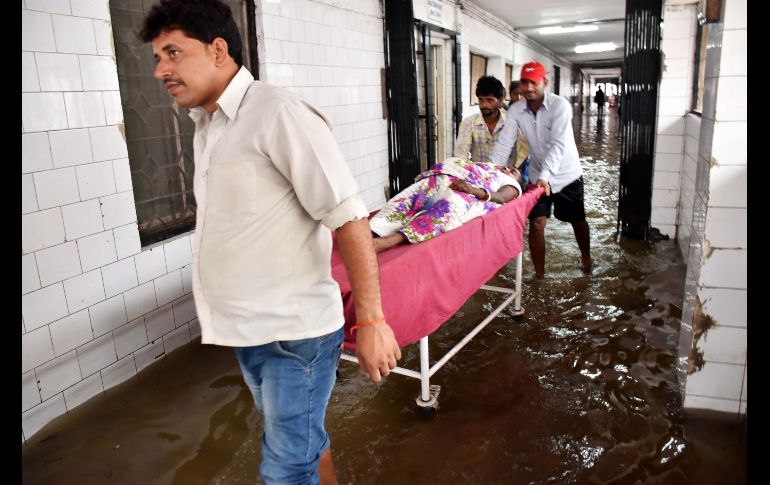 Una paciente es trasladada en un pasillo inundado del hospital universitario Nalanda de Patna. AFP