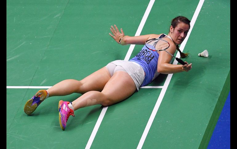 La inglesa Chloe Birch se cae al intentar devolver una pelota en partido ante la española Beatriz Corrales, durante el campeonato mundial de bádminton en Nanjing, China. AFP/J. Eisele