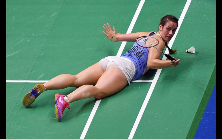 La inglesa Chloe Birch se cae al intentar devolver una pelota en partido ante la española Beatriz Corrales, durante el campeonato mundial de bádminton en Nanjing, China. AFP/J. Eisele