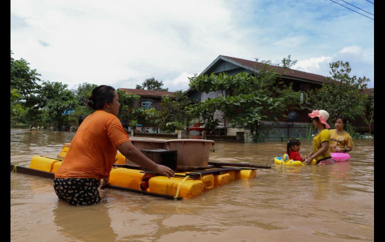 Habitantes se trasladan en una balsa improvisada en Hpa-an, Birmania, tras inundaciones en la temporada del monzón. AFP/S. Kyan San Oo