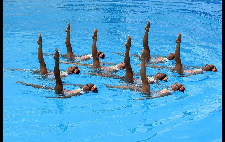 Mexicanas presentan la rutina técnica de nado sincronizado por equipo en los Juegos Centroamericanos y del Caribe de Barranquilla. El equipo ganó el oro. AFP/L. Robayo