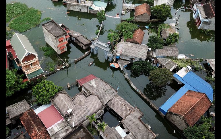 Una zona inundada en el municipio de Nam Phuong Tien, en Hanói, Vietnam. Las fuertes lluvias de la semana pasada provocaron inundaciones en más de 600 casas del distrito, y alrededor de 830 hogares permanecen incomunicados. EFE