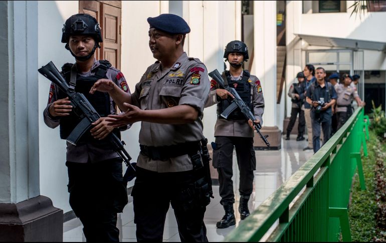 La policía armada vigila un tribunal del sur de Yakarta ante un fallo contra el grupo radical Jemaah Ansharut Daulah. AFP/B. Ismoyo