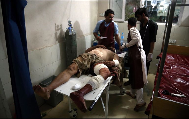 Un hombre herido en la explosión recibe atención médica. EFE/G. Habibi