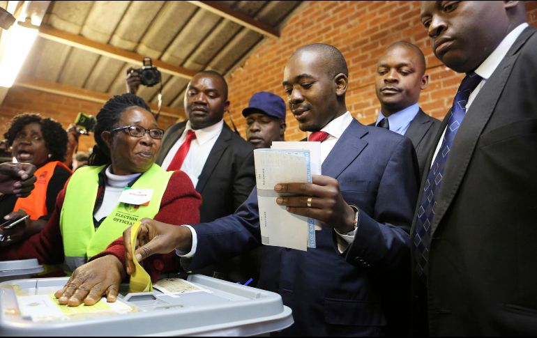 Nelson Chamisa deposita su voto durante la jornada electoral, en una casilla de la ciudad de Harare. AP/T. Mukwazhi