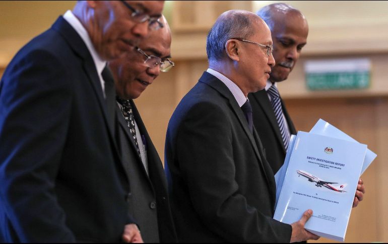 Los miembros del Equipo de Investigación de Seguridad de Malasia ICAO ANNEX 13 durante una rueda de prensa en el Ministerio de Transportes en Putrajaya. EFE/F. Ismail