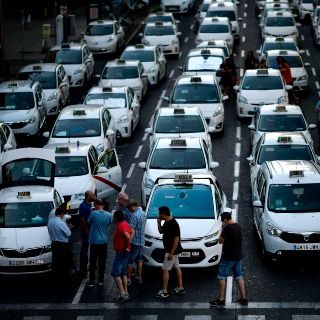 Taxistas mantienen bloqueadas las calles de Madrid y Barcelona
