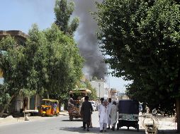 Una columna de humo se eleva desde el edificio afectado. AP