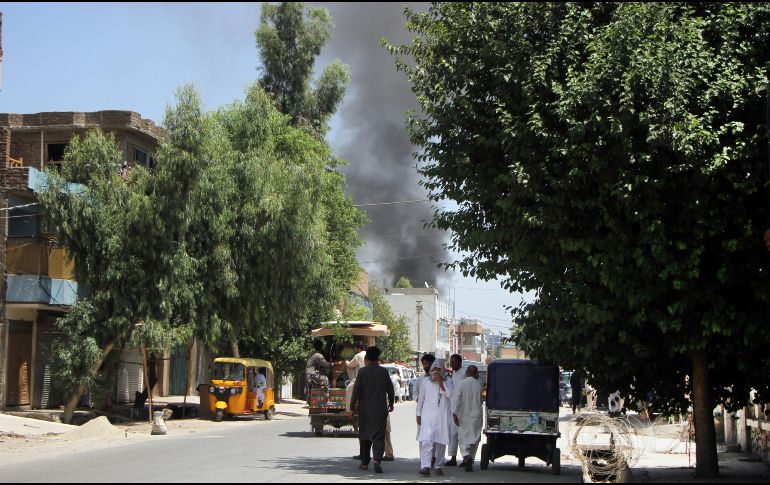 Una columna de humo se eleva desde el edificio afectado. AP