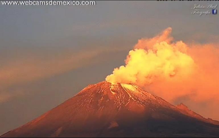 Imagen del Popocatépetl la mañana de este martes. TWITTER / @webcamsdemexico