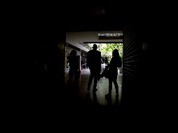 El apagón ocasionó que cientos de personas tuvieran que caminar varias calles para llegar a sus oficinas o casas. AP / F. Llano