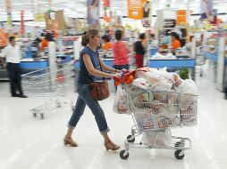 Quedará prohibido entregar bolsas de material plástico en tiendas de conveniencia y autoservicio; se dejarán de emitir ocho mil 500 kilogramos de bióxido de carbono. EFE / ARCHIVO