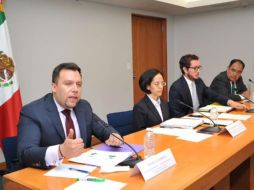 El titular de la Unidad de Política y Control Presupuestal, Isaac Gamboa (i), menciona que 