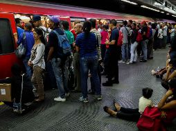 La ciudad se volvió un caos con el Metro que paralizó sus operaciones, los semáforos sin funcionar y el transporte público con pasajeros que luchaban por un espacio en los autobuses. EFE / C. Hernández