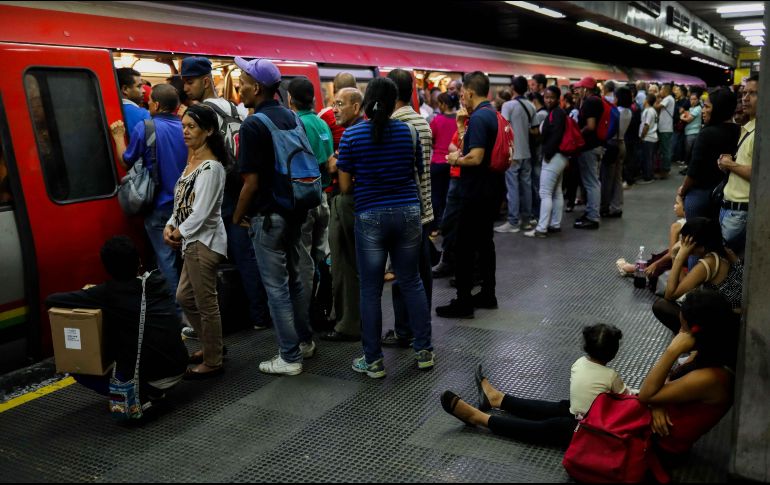 La ciudad se volvió un caos con el Metro que paralizó sus operaciones, los semáforos sin funcionar y el transporte público con pasajeros que luchaban por un espacio en los autobuses. EFE / C. Hernández